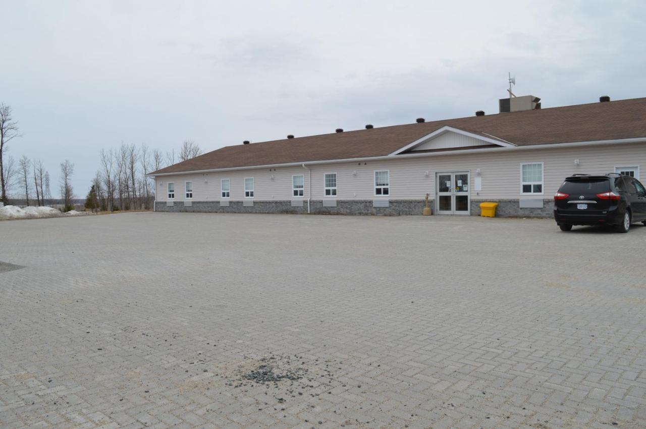 Auberge Macdonald Guest Inn Iroquois Falls المظهر الخارجي الصورة