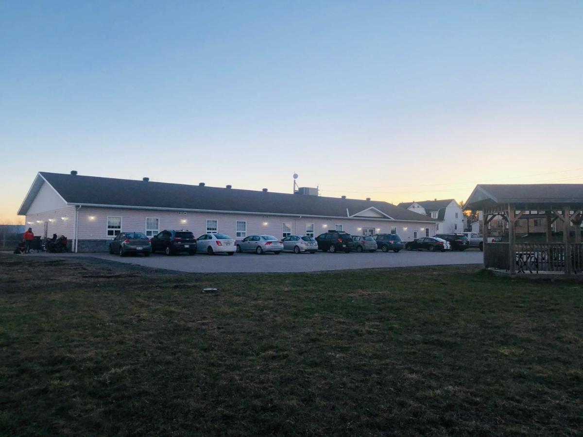 Auberge Macdonald Guest Inn Iroquois Falls المظهر الخارجي الصورة