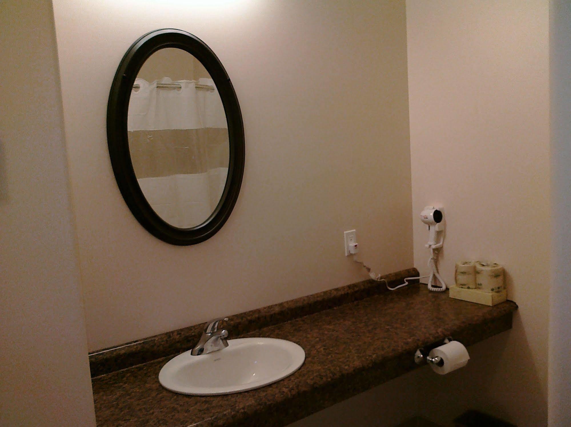 Auberge Macdonald Guest Inn Iroquois Falls المظهر الخارجي الصورة